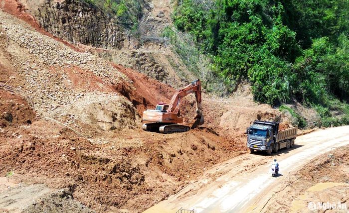 Những ngày thời tiết nắng ráo này, đơn vị thi công huy động nhân lực và phương tiện đẩy nhanh tiến độ. Ảnh: Quang An