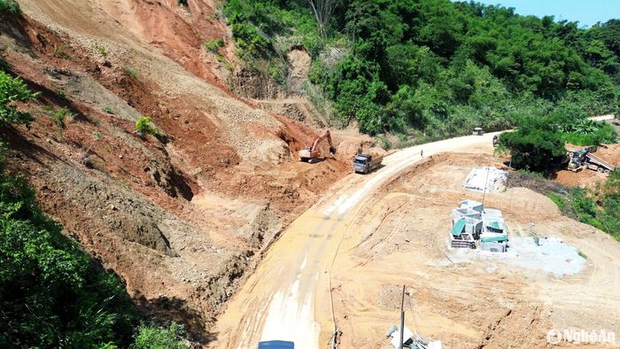 Trong quá trình xử lý sạt lở tại khu vực dốc Chó, không những kịp thời mà còn đảm bảo an toàn cho các phương tiện tham gia giao thông. Ảnh: Quang An