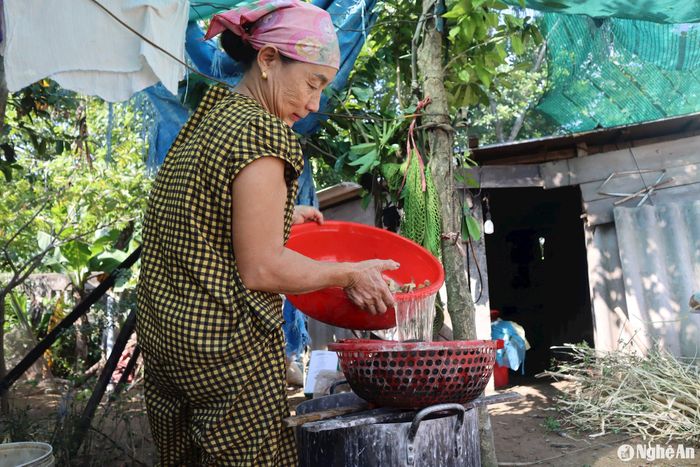 Làm giấy dó Nghi Phong Ảnh: Diệp Thanh