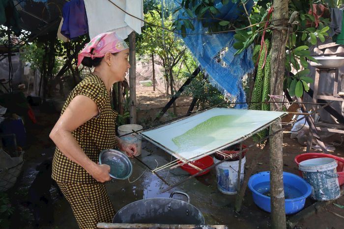 Công đoạn tráng bột niệt vào khuôn. Thợ thủ công có thể trang trí, pha màu cho giấy theo yêu cầu của khách. Ảnh: Diệp Thanh