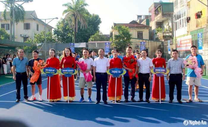 Lãnh đạo tỉnh tặng hoa chúc mừng các vận động viên, tổ trọng tài. Ảnh: Quang An
