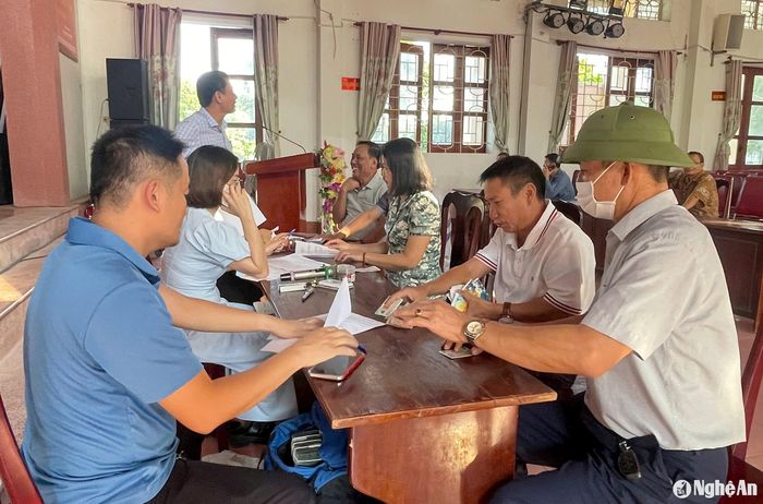 Hội đồng bồi thường, hỗ trợ và tái định cư huyện Quỳnh Lưu tiến hành chi trả tiền bồi thường GPMB cho người dân trên địa bàn xã Quỳnh Hậu trong ngày 4/10. Ảnh: Tiến Đông