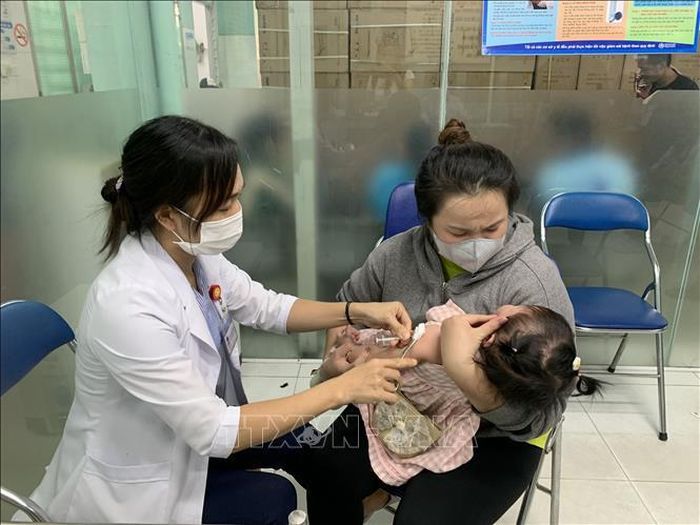Tiêm vaccine phòng sởi cho trẻ. Ảnh: TTXVN