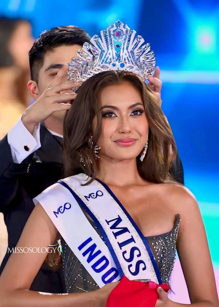 Cô đón nhận vương miện Hoa hậu Hoàn vũ Quốc tế - Miss Cosmo 2024 từ CEO của cuộc thi
