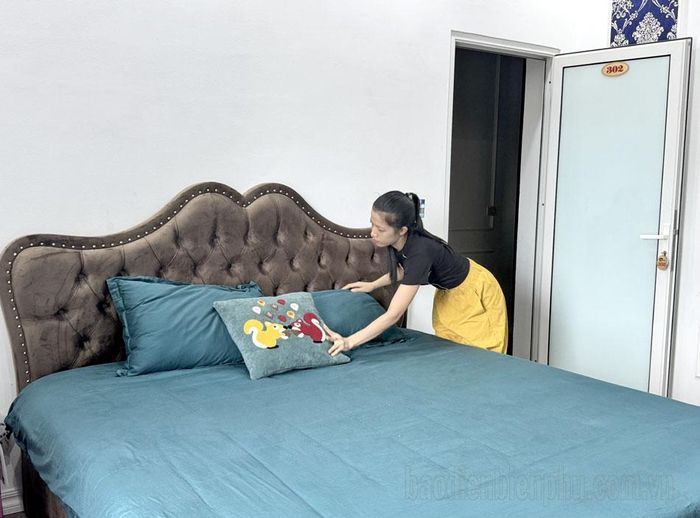 Chị Nguyễn Thị Quỳnh Anh, chủ homestay tại tổ 7, phường Mường Thanh, TP. Điện Biên Phủ chuẩn bị phòng cho khách du lịch.