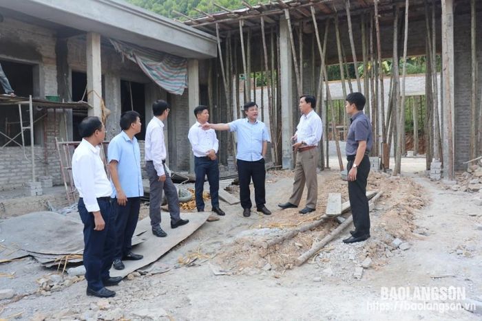 Đoàn công tác kiểm tra thực tế công trình nhà văn hóa xã Tân Thành, huyện Bắc Sơn