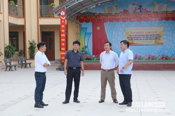 Đoàn công tác kiểm tra thực tế công trình trường học trên địa bàn xã Tân Thành, huyện Bắc Sơn