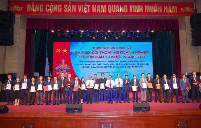  Lãnh đạo thành phố Hải Phòng đã trao các biên bản ghi nhớ quan trọng trên 5 lĩnh vực cho các doanh nghiệp. Ảnh: Đàm Thanh 