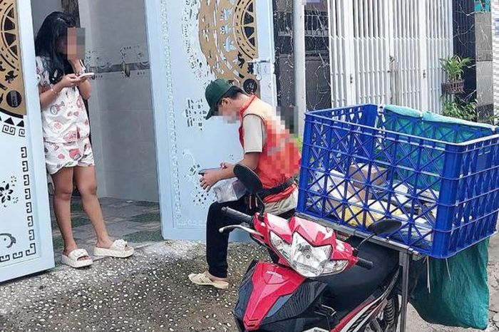 Người dân mua hàng online cần cảnh giác khi người giao hàng gọi điện yêu cầu chuyển khoản mà chưa nhận hàng. Ảnh minh họa