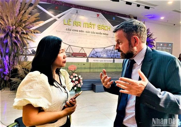 Ông Edgar Doerig chia sẻ cùng phóng viên. 