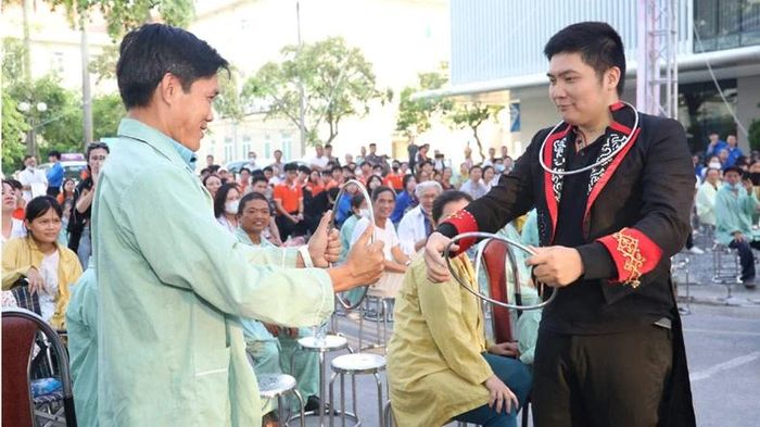 Người bệnh đang điều trị tại bệnh viện tương tác cùng nghệ sĩ tại chương trình.