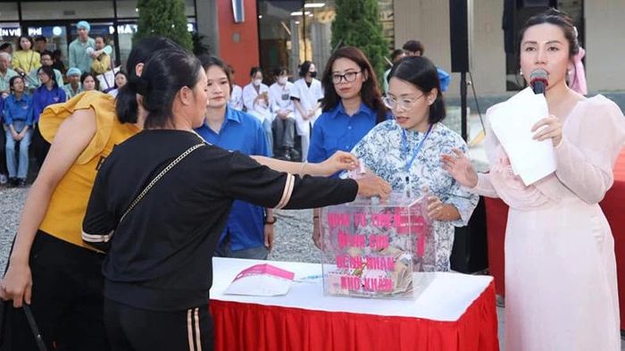 Đông đảo khán giả dự Chương trình tham gia công tác từ thiện.
