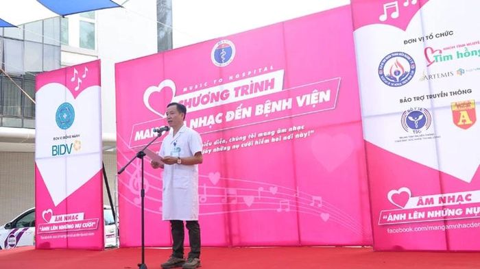 Phó Giám đốc Bệnh viện đa khoa Hà Đông, Bác sĩ Chuyên khoa II Lê Hoàng Tú phát biểu tại chương trình.