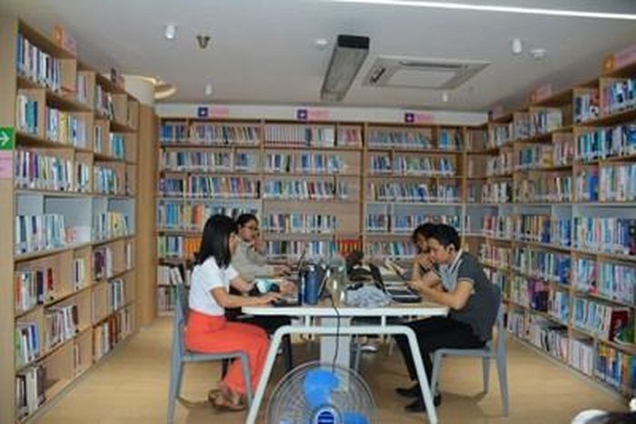 Thư viện Hà Nội là điểm đến thường xuyên của giới trẻ. Ảnh: MINH HƯƠNG