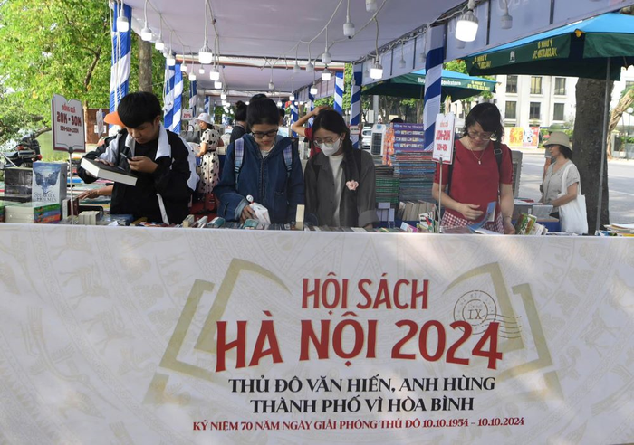 Hội sách là điểm đến của nhiều bạn trẻ. 