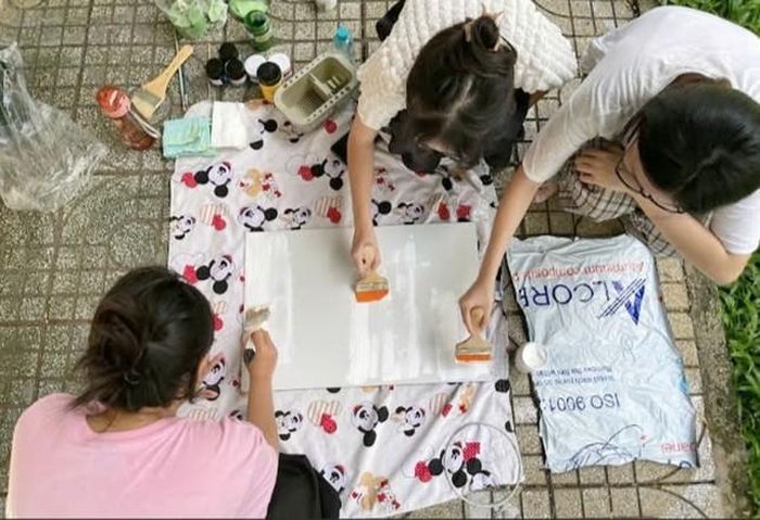 Tấm bảng mới của xe trái cây dì Sáu (đường Gia Phú, Q. 6) được nhóm “Hướng Dương” vẽ tặng. (Ảnh: Dự án cung cấp)
