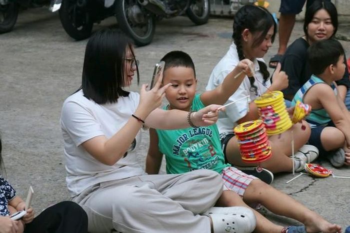 Các thành viên của dự án trong sự kiện “Trung Thu trao em” mùa 2. (Ảnh: Dự án cung cấp)