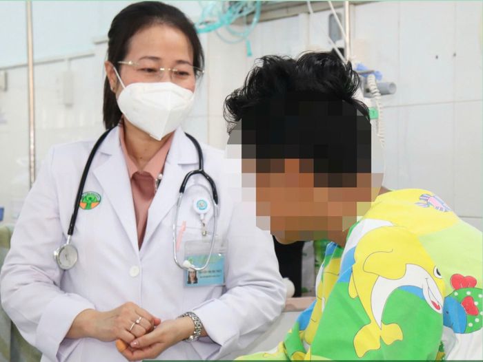BS-CK2 Nguyễn Thị Thu Thủy thăm khám cho bệnh nhi
