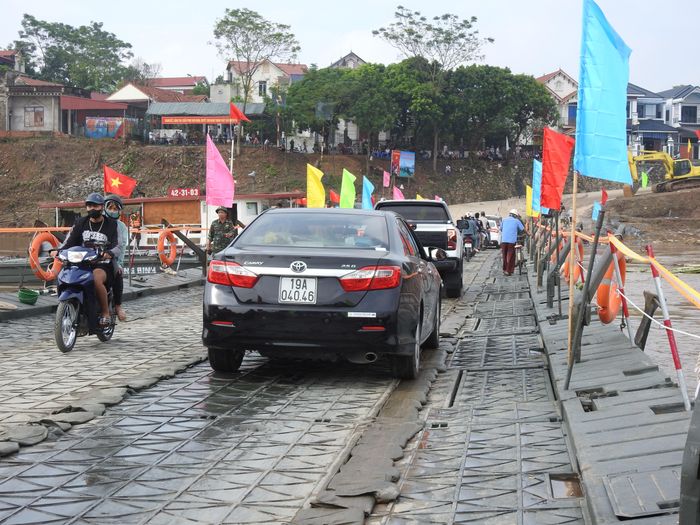 Cầu phao Phong Châu được thông xe lần đầu tiên vào ngày 30/9. 