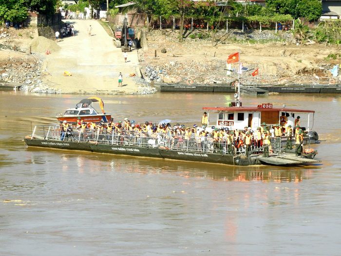 Đến ngày 4/10, lực lượng chức năng triển khai phà dã chiến nhằm đáp ứng tạm thời nhu cầu đi lại của người dân.