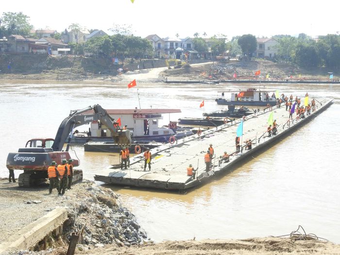 Trước đó vào chiều 1/10, do mực nước sông Hồng dâng cao nên lực lượng chức năng tạm dừng hoạt động cầu phao Phong Châu để đảm bảo an toàn. 