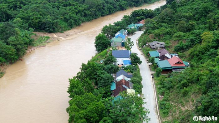 Nhiều hộ dân sinh sống trên Quốc lộ 7, một bên là sông Nâm Mộ có nguy cơ sạt lở cao. Ảnh: Xuân Hoàng
