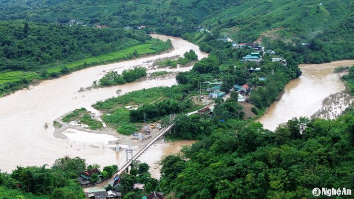 Vào mùa mưa lũ, trên địa bàn Kỳ Sơn, nước các sông, suối dâng cao dễ gây ngập nhà và sạt lở đất. Ảnh: Xuân Hoàng