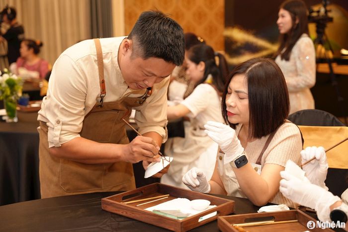 Một trong những triết lý của nghệ thuật Kintsugi đó là: Cuộc sống của chúng ta luôn bộn bề những thử thách, khó khăn. Thay vì cố gắng tìm kiếm sự hoàn hảo vốn không tồn tại, hãy chấp nhận những điều không thể thay đổi và tìm kiếm vẻ đẹp bên trong nó. Hãy ngừng so sánh bản thân với người khác, học cách buông bỏ, tha thứ cho mình và cho người, trân trọng sự giản đơn và khiêm nhường bằng việc không mua sắm những đồ đạc không cần thiết. Trong ảnh: Nghệ nhân Đức Hải đã hướng dẫn các khách hàng tự tay "vá gốm", tạo ra những tác phẩm nghệ thuật mang đậm dấu ấn cá nhân và là món quà lưu niệm độc đáo, ý nghĩa nhất. Ảnh: CSCC