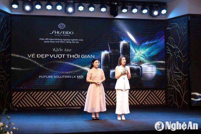 Bà Lê Hoàng Anh - Giám đốc Nhãn hàng Shiseido Việt Nam và bà Nguyễn Thanh Hảo - Giám đốc Shiseido Vinh nói lời tri ân tới khách hàng. Ảnh: CSCC