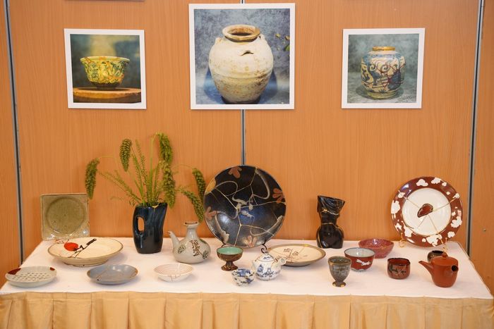 Các sản phẩm gốm sứ tinh tế của Nhật Bản được thực hiện bằng nghệ thuật Kintsugi trưng bày tại lễ ra mắt. Ảnh: CSCC