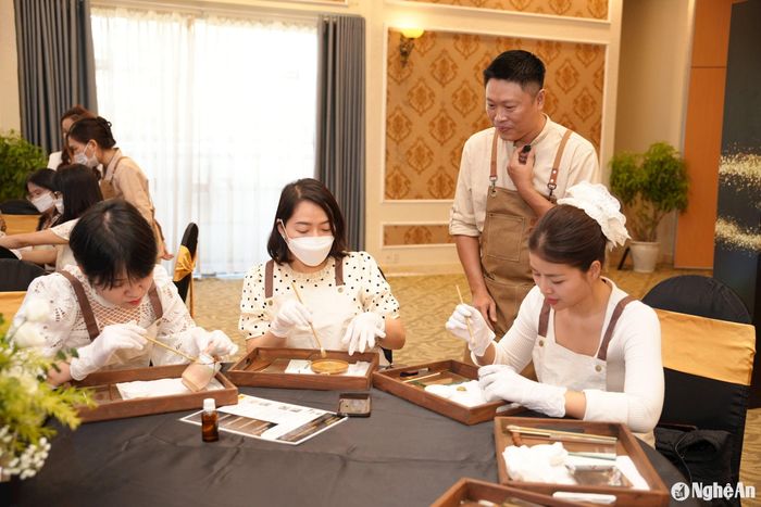 Nhiều khách hàng thích thú với lần đầu tiên được trải nghiệm nghệ thuật "vá gốm". Ảnh: CSCC