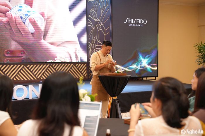 Trong sự kiện ra mắt, đồng hành cùng SHISEIDO còn có nghệ nhân Hồ Đức Hải với bàn tay bậc thầy trong lĩnh vực phục hồi gốm sứ Kintsugi. Đây là một kỹ thuật truyền thống của Nhật Bản xuất hiện từ thế kỷ 15, được sử dụng để phục hồi những món đồ gốm bị hư hại. Về cơ bản, sau khi gắn các chỗ nứt vỡ bằng sơn mài, người thợ sẽ phủ lên trên đường vá một lớp bột vàng, bạc hoặc bạch kim để tăng tính thẩm mỹ cho món đồ. Ảnh: CSCC
