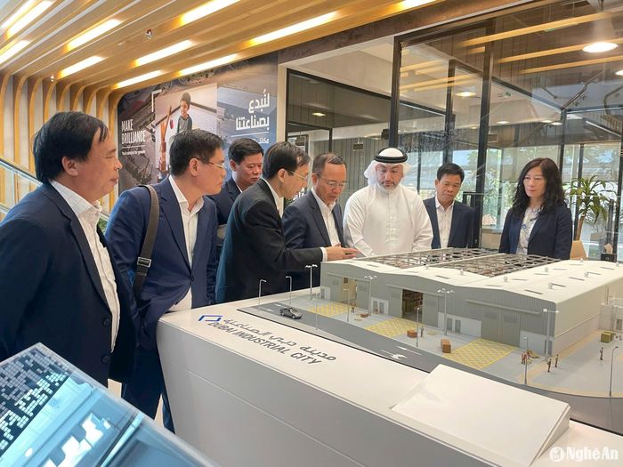 Đoàn thăm quan mô hình tại Dubai Industrial City. Ảnh: CSCC