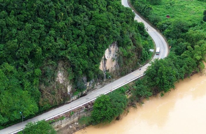 Eo Vực Bồng trên Quốc lộ 7, một bên là vách núi lèn dựng đứng, một bên là dòng sông Lam, tại đây còn có nhiều khúc cua hẹp, nguy cơ mất an toàn giao thông cao. Ảnh: Xuân Hoàng