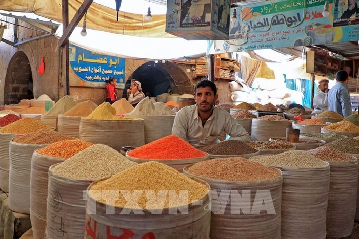 Một quầy hàng bán lương thực tại chợ ở Sanaa, Yemen. Ảnh: AFP/TTXVN