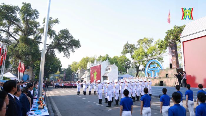 Tái hiện buổi lễ chào cờ đầu tiên tại Hà Nội vào ngày 10/10/1954.