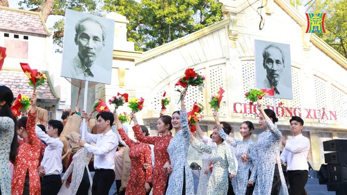 Tái hiện hình ảnh người dân chào đón đoàn quân về giải phóng Thủ đô.