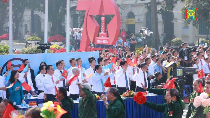 Tái hiện hình ảnh Hà Nội đón chào đoàn quân chiến thắng trở về.