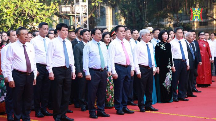 Các đại biểu dâng hương tại tượng đài Vua Lý Thái Tổ.