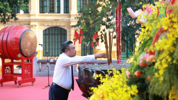 Chủ tịch UBND thành phố Hà Nội Trần Sỹ Thanh dâng hương.