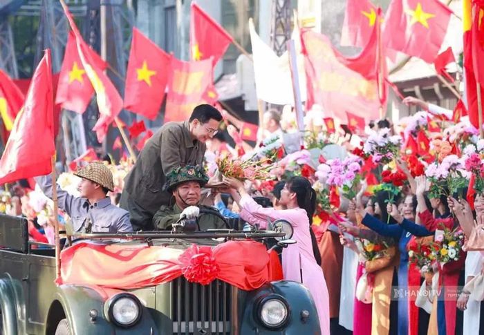 Hình ảnh Lãnh đạo Ủy ban Quân chính Hà Nội từ Việt Bắc tiến về giải phóng Thủ đô ngày 10/10/1954 được tái hiện trong "Ngày hội Văn hóa vì hòa bình".