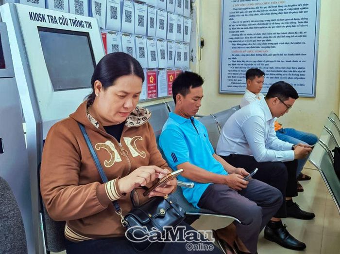 Điều phấn khởi là ngày càng có nhiều người dân trên địa bàn tự thao tác nộp hồ sơ qua trực tuyến.