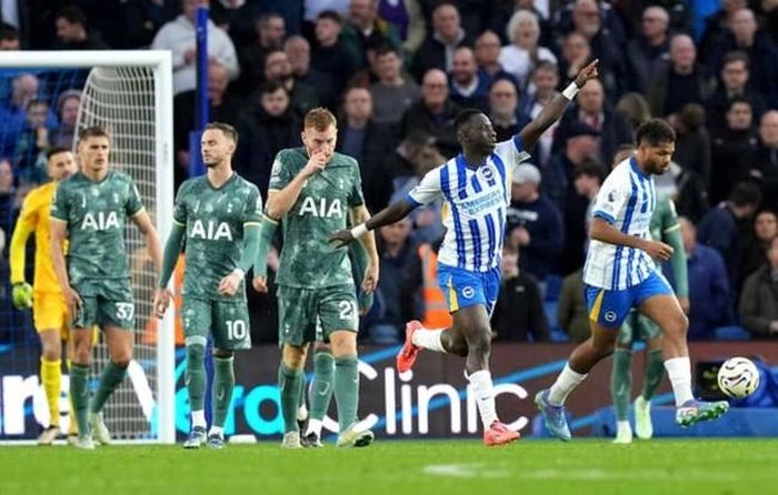 Brighton vùng lên mạnh mẽ trong hiệp 2