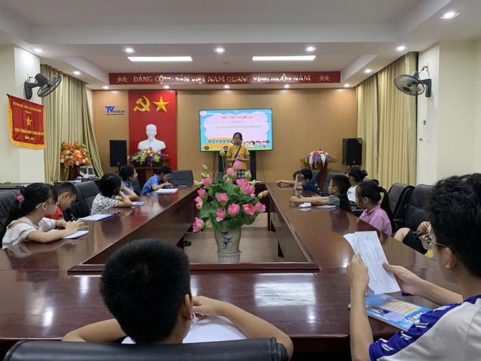Việc đứng lên bục và chia sẻ khiến các bạn nhỏ cảm thấy thích thú. Ảnh: CSCC