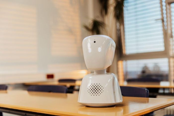 Robot AV1 được trang bị camera, micro và loa. Ảnh: CNN