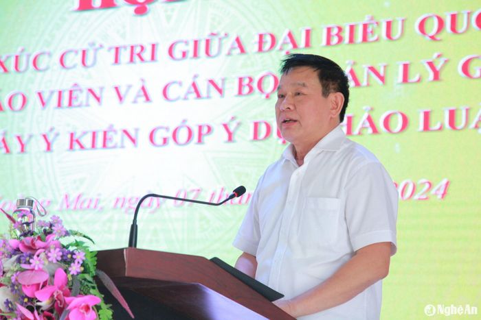 Đồng chí Đào Công Lợi - Phó Giám đốc Sở Giáo dục &amp; Đào tạo giải trình một số nội dung mà cử tri phản ánh. Ảnh: Ngân Hạnh