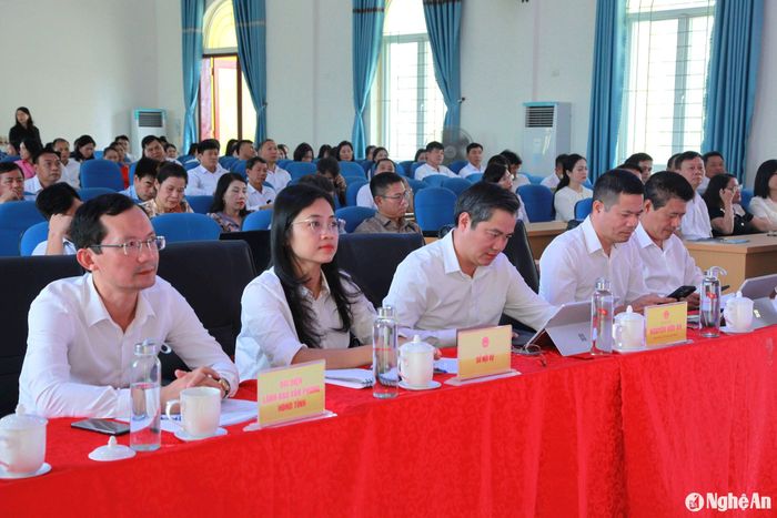 Đại diện các sở, ngành và lãnh đạo địa phương tham dự buổi tiếp xúc cử tri. Ảnh: Ngân Hạnh