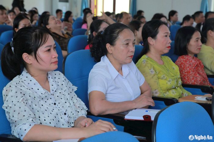 Cử tri lắng nghe thông báo của Đoàn đại biểu Quốc hội. Ảnh: Ngân Hạnh