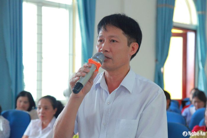 Cử tri phát biểu tại hội nghị. Ảnh: Ngân Hạnh