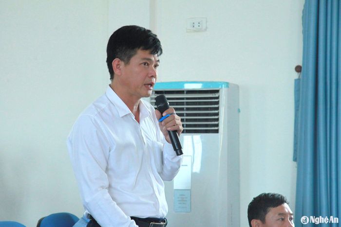 Cử tri Phan Văn Sáng – Hiệu trưởng Trường Tiểu học Mai Hùng phát biểu tại cuộc tiếp xúc cử tri. Ảnh: Ngân Hạnh